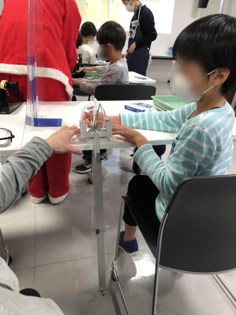 模型の使い方を学ぶ子供