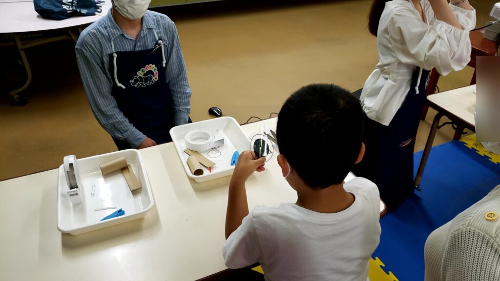 虹色スコープを作る子ども