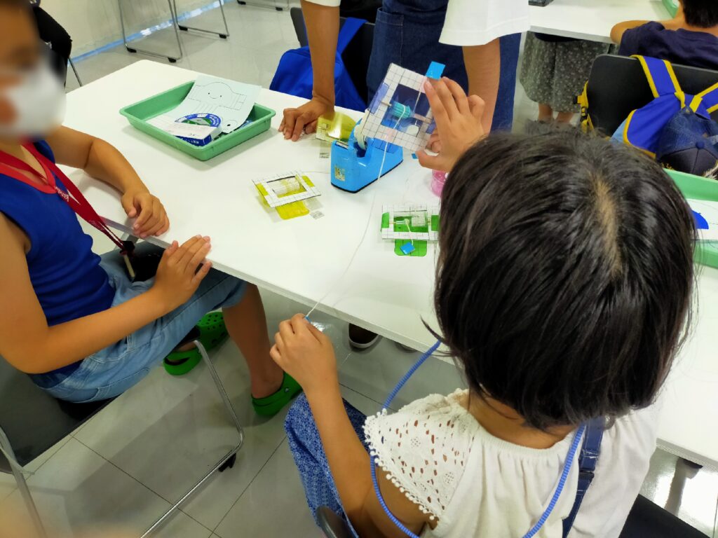 軸の太さによって「ちからクラゲ」の動きが異なることを実験して確かめる子どもたち