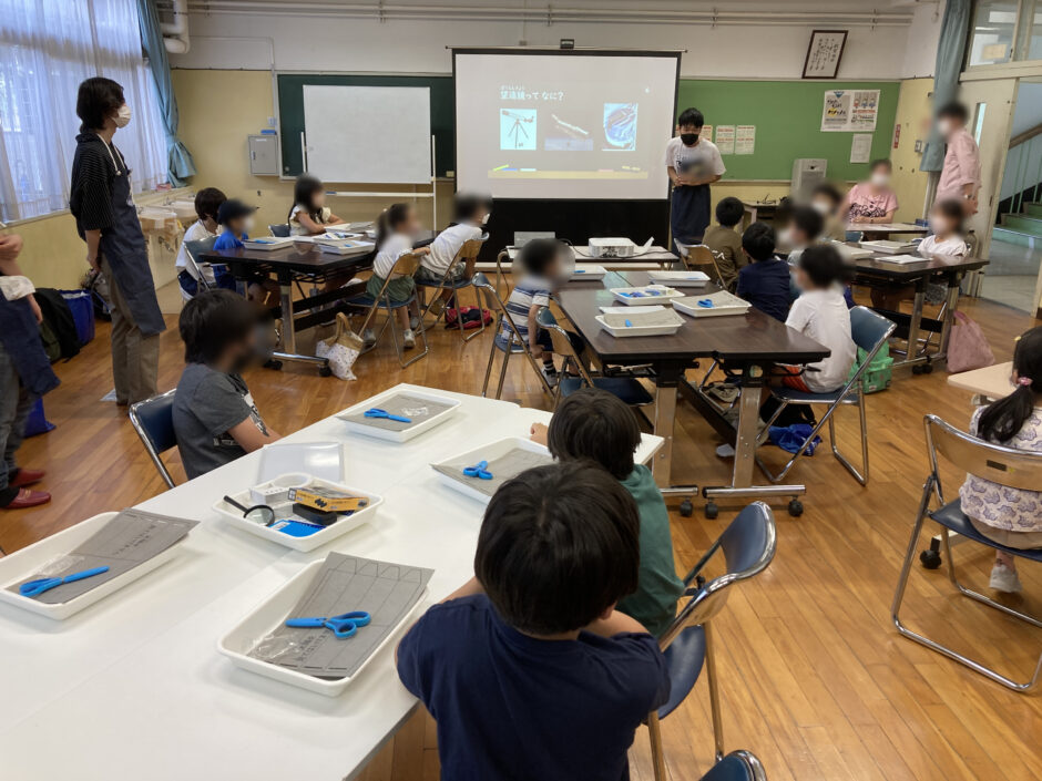 講師の話を聞く子供たち