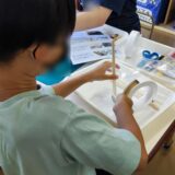 「コップギター」を作る子ども