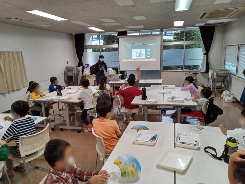 講師の話を聞く子どもたち