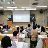 講師の話を聞く子どもたち