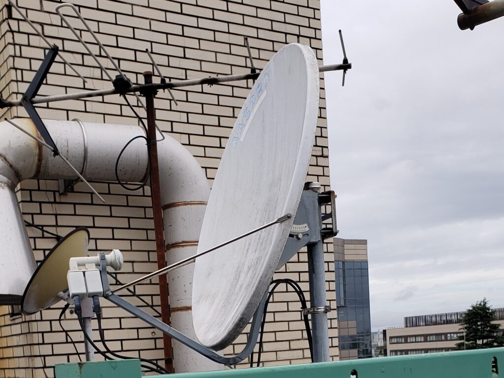 屋上にあるテレビの受信機