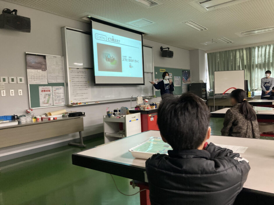 ピンホールカメラの説明をする講師