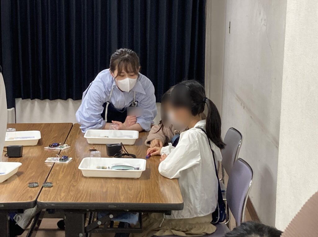 磁石の性質を学ぶ子ども