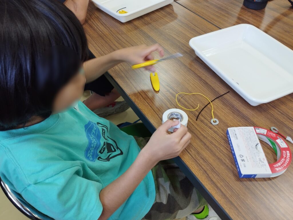 知恵の輪３号を作る子ども