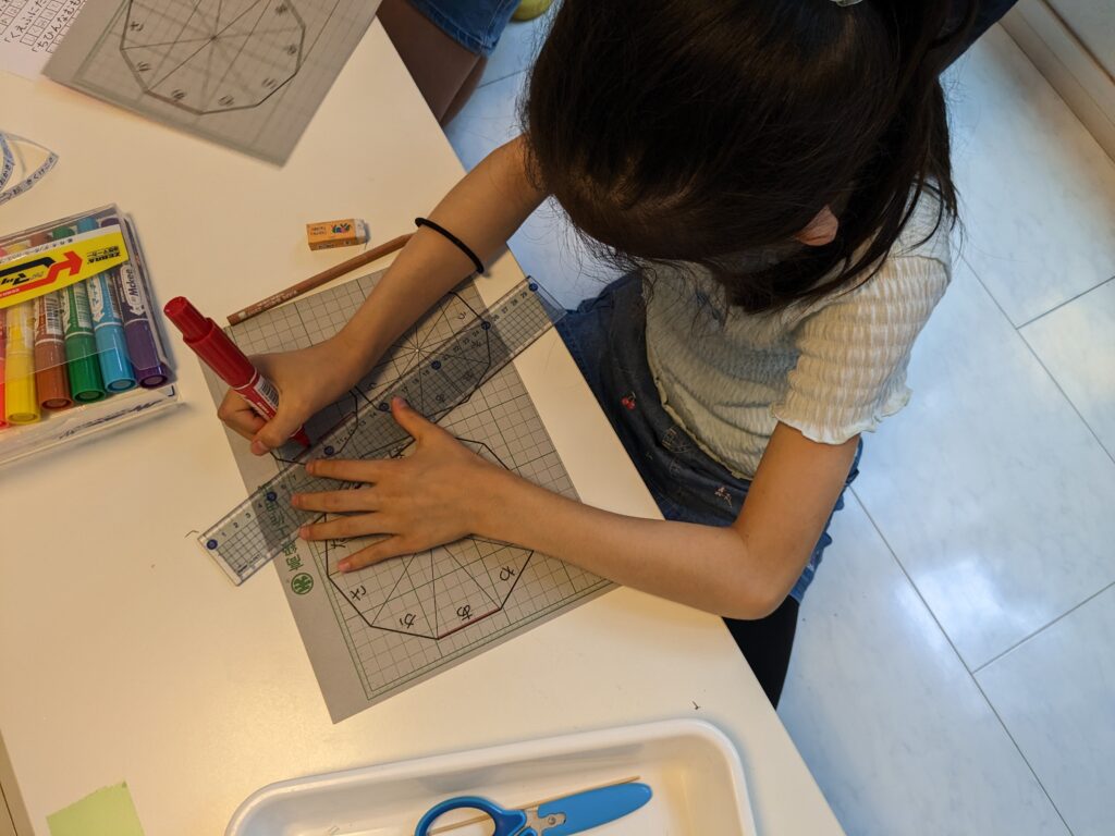 「ぐるぐる暗号機」を作る子ども