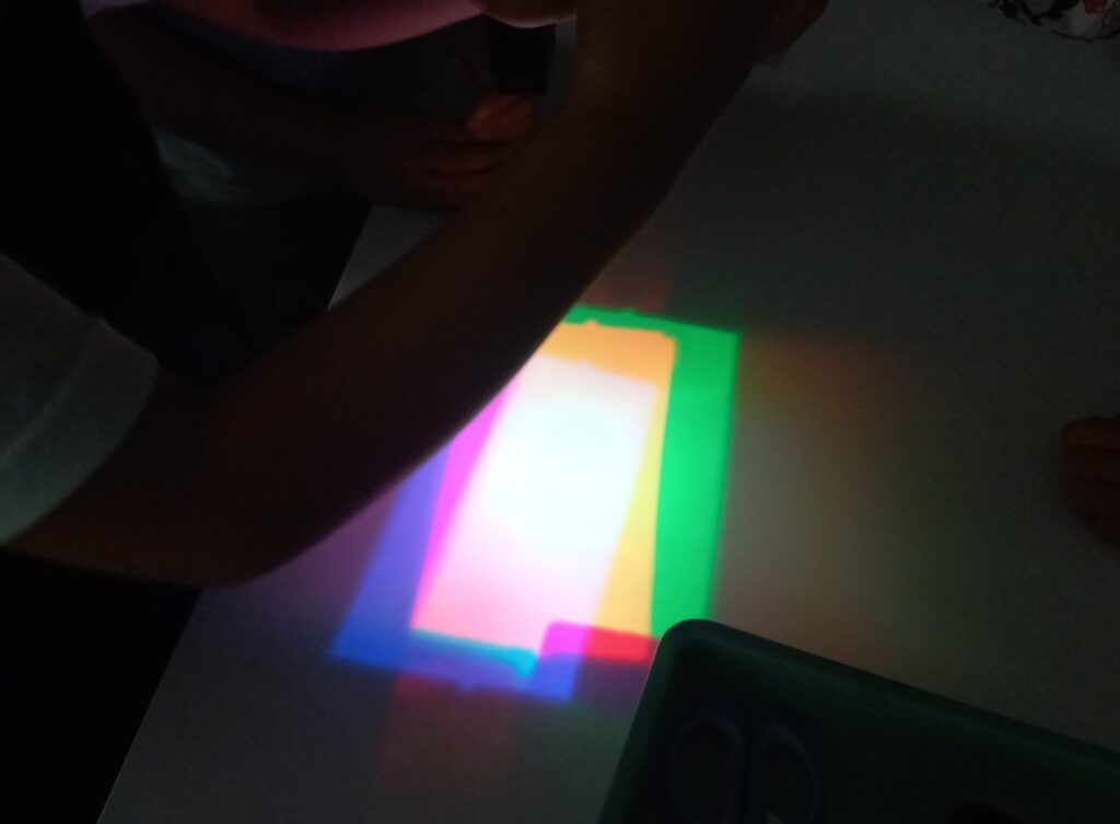 光の三原色を実験する様子