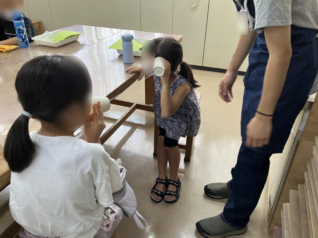 糸電話で会話する子どもたち