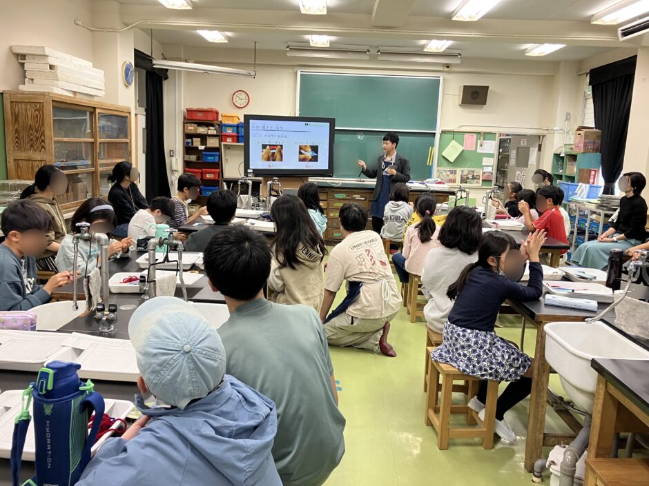 講師の話を聞く子どもたち