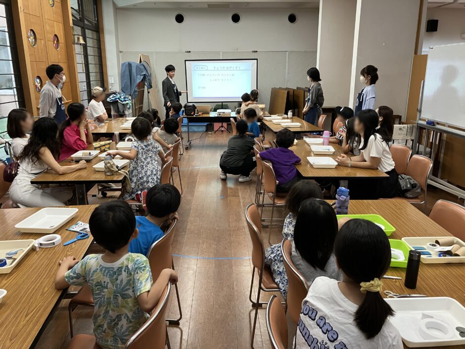 講師の話を聞く子どもたち