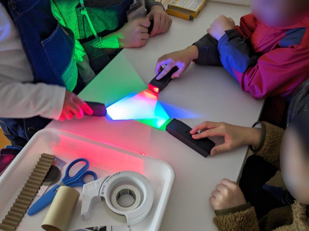 光の三原色についての実験をする子どもたち