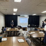 工作の説明を聞く子どもたち