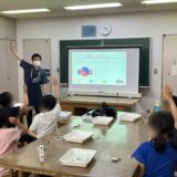 講師の問いかけに手を挙げる子どもたち