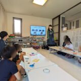 講師の話を聴く子どもたち