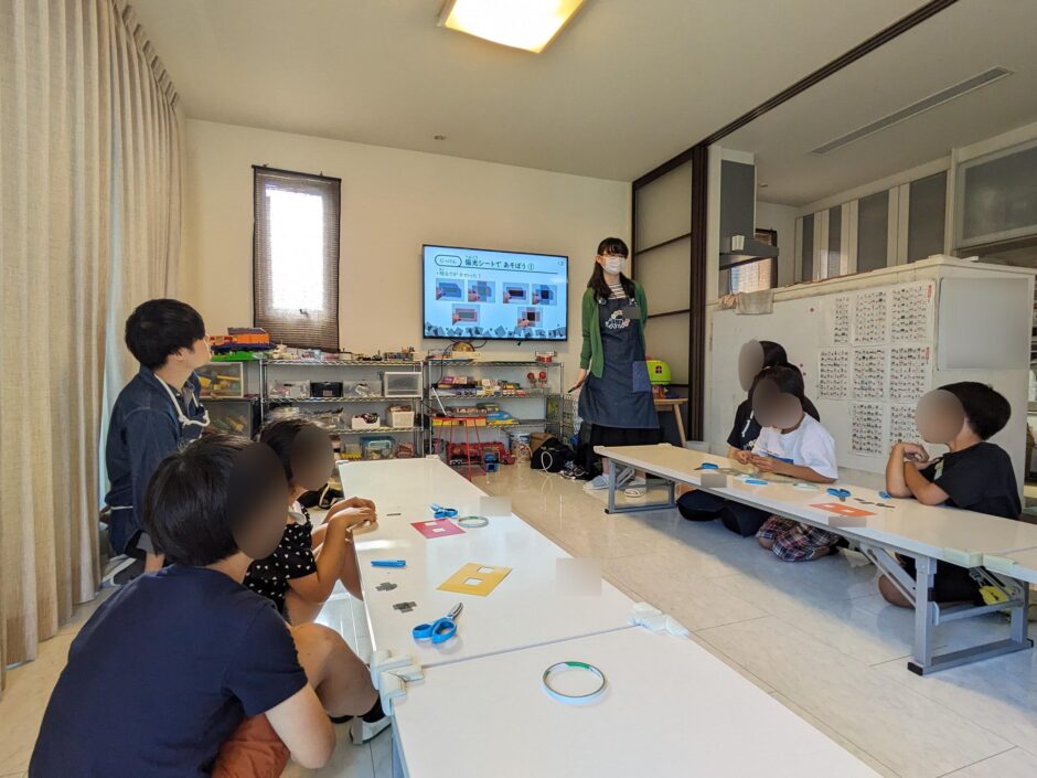 講師の話を聴く子どもたち