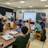 元気に手を挙げる子どもたち