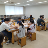 楽しく工作をする子どもたち