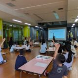 講師の質問に対して、手を上げる子どもたち