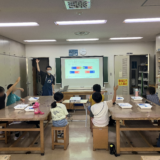 積極的に手を挙げる子どもたち