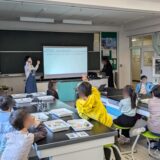 工作教室での子どもとスタッフの様子